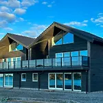 Fisherman's With Sea Views At Kalvaneset Feriehus *