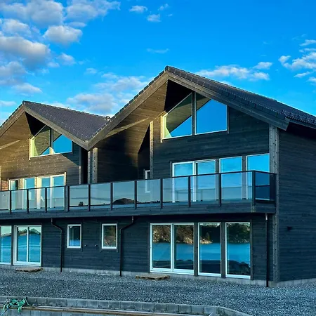 Fisherman's With Sea Views At Kalvaneset Ferienhaus *