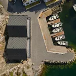 Fisherman's With Sea Views At Kalvaneset Ferienhaus